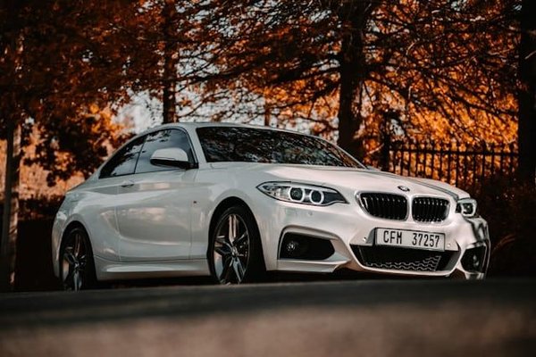 Comment les nouveaux systèmes d'échappement actifs améliorent-ils la performance d'une BMW M2?